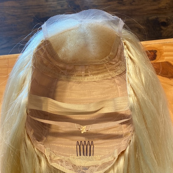 100% Blonde straight 18inches wig with a closure in the front - Picture 5 of 5